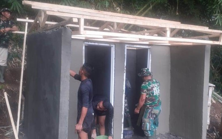Foto pembangunan 1 mck darurat bendung air Komersot