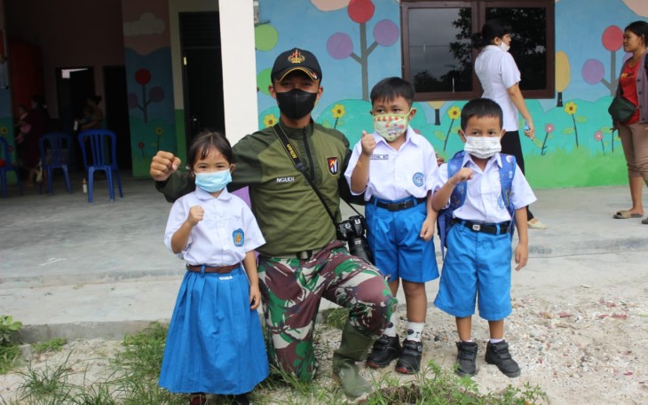 Satgas TMMD Edukasi Dan Ajak Anak - Anak TK Belajar Bersama