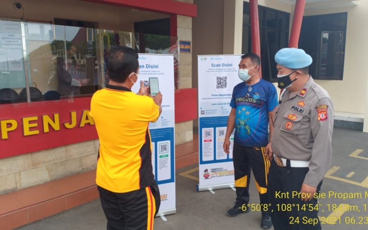 Memasuki Polres Majalengka Wajib Scanning QR Code Aplikasi Peduli Lindungi Di Awasi Kasi Propam
