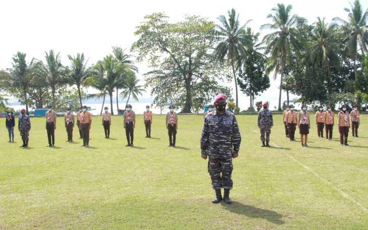 Letda Marinir Antonius Lermatin saat menjadi komandan upacara