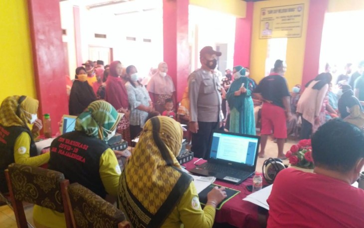 Pantau Pelaksanaan Vaksinasi, Anggota Polsek Dawuan Berikan Rasa Aman