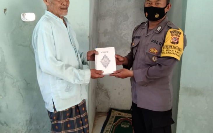 Bhabinkamtibmas Polsek Sindangwangi Berikan Sarana Kontak Berupa Perlengkapan Ibadah