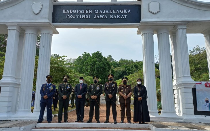Kapolres Majalengka Hadiri Upacara Ziarah Nasional Taman Makam Pahlawan Sawala Peringatan HUT Ke-76 TNI
