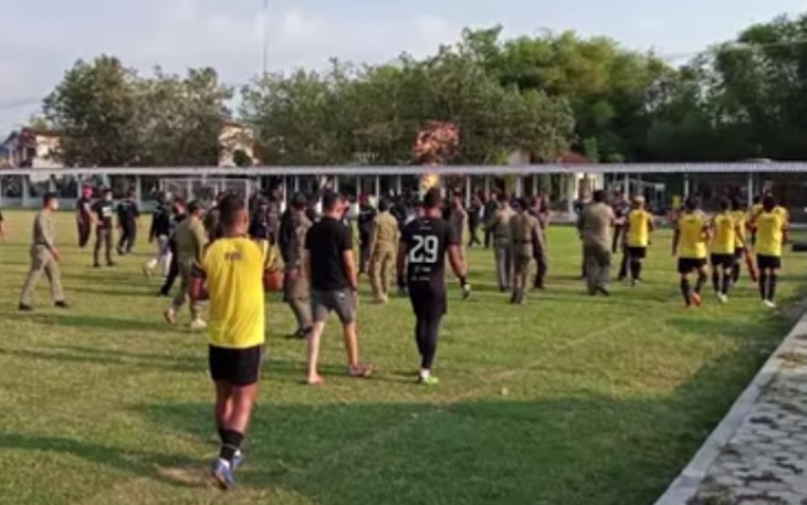 Puluhan Fans Persika Minta AHHA PS Pati Tinggalkan Latihan di Lapangan Suruhkalang