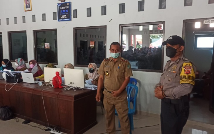 Polsek Kadipaten Membatu Percepatan Vaksinasi di Kantor Desa Heuleut