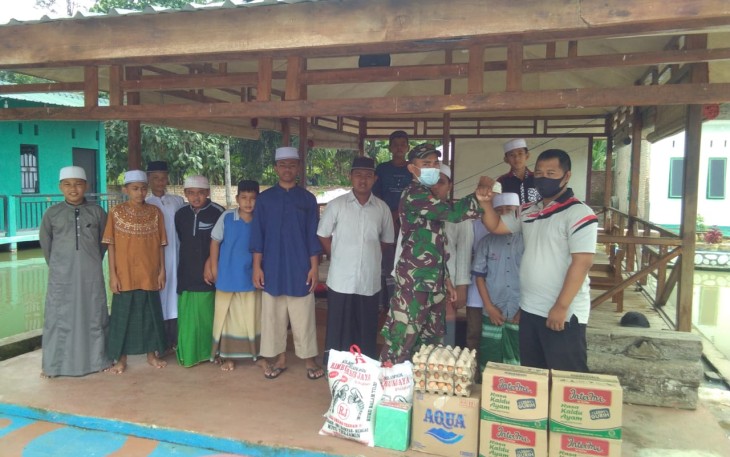 Ini Bentuk Perhatian Danki Kompi Senapan 126/KC Kepada Anak - anak Panti Asuhan
