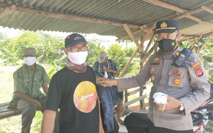 Kapolsek Kertajati Bagikan Masker Gratis Guna Cegah Penyebaran Covid-19