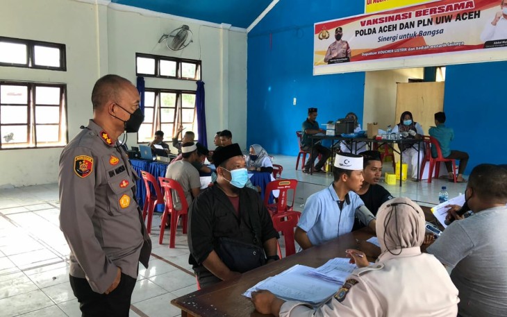 Kapolres Aceh Singkil AKBP Iin Maryudi Helman S.I.K saat meninjau kegiatan vaksinasi covid-19.