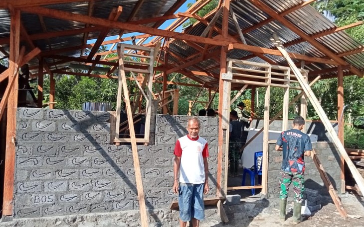 Opa Daniel salah satu warga yang rumahnya di kerjakan oleh satgas TMMD ke- 111 kodim 1310/Bitung