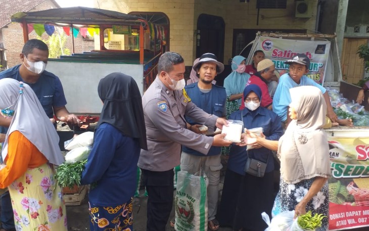 Bhabinkamtibmas Desa Sembung Polsek Cepiring AIPTU Abdul Rozak melaksanakan sambang desa dan pengamanan pembagian sembako gratis untuk ibu ibu dari Omah Semut Cepiring