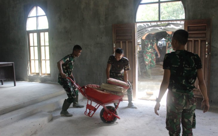 Satgas TMMD Tambah Material Perbaikan Gereja Mawar Saron 