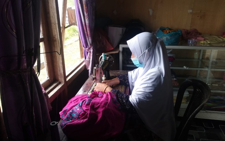 Salah Seorang Ibu Rumah Tangga di Singkil Rina Saat Sedang Menjalani Usaha Menjahit Dirumahnya