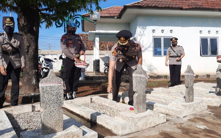 Kapolres Pekalongan Kota Pimpin Upacara Ziarah Tabur Bunga di TMP Prawiro Rekso Negoro Sambut Hari  Bhayangkara Ke 75