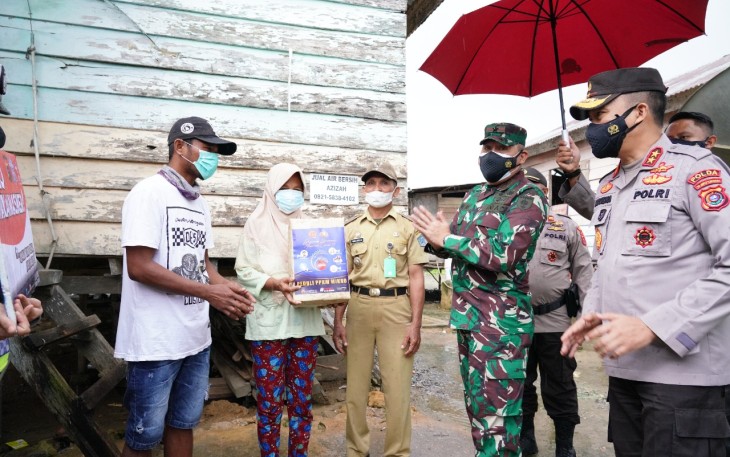Korem 143/HO bersama Polda Sultra Bagikan Sembako