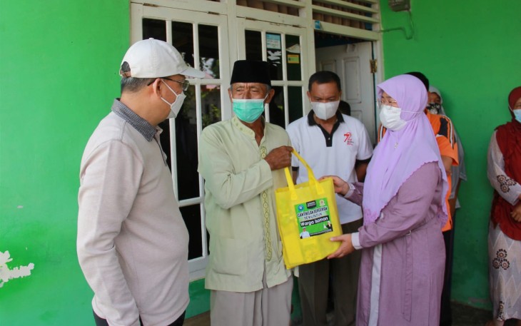 Gubernur Rohidin Bersama Kagama Bengkulu Kembali Bagikan Canthelan Untuk Warga Isoman