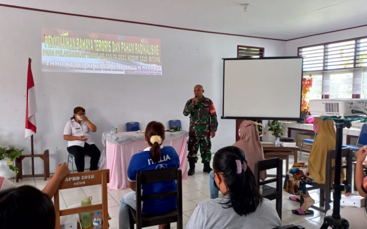 Danramil saat memberikan Materi kepada warga kelurahan komersot