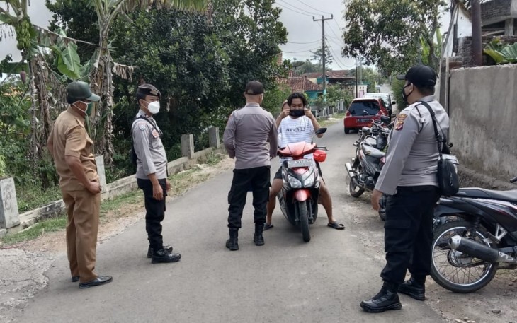 Operasi Yustisi Polsek Cingambul Edukasi Warga dan Bagikan Masker Kepada Para Pengguna Jalan