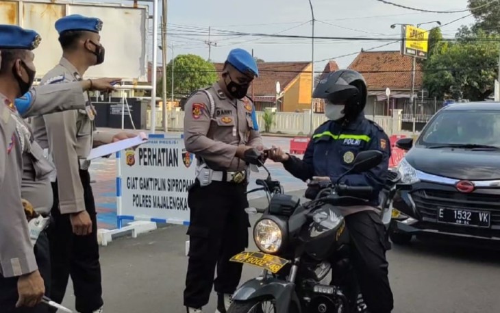 Pastikan Jadi Teladan, Sie Propam Polres Majalengka Periksa Kelengkapan Berkendara