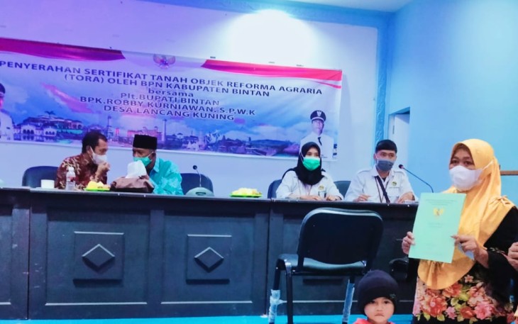 Pemerintah Menyerahkan sertifikat Tanah pada Masyrakat Desa Lancang Kuning Program Tora Tahun 2021 