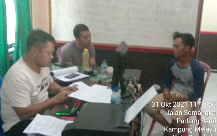 Terduga pelaku (kanan) saat diperiksa penyidik