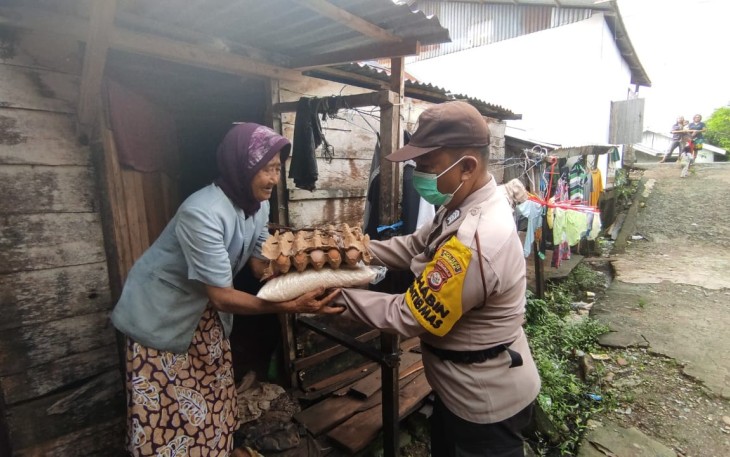 Peduli Warga Terdampak Pandemi, Polsek Muara Bangkahulu Gelar Polri Berbagi