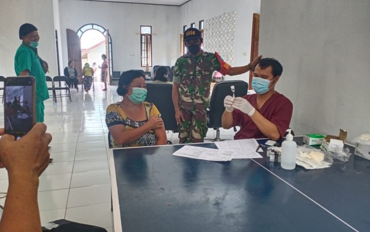 Percepat Herd Immunity, Babinsa Koramil Rungan Dampingi Vaksinasi Door To Door 