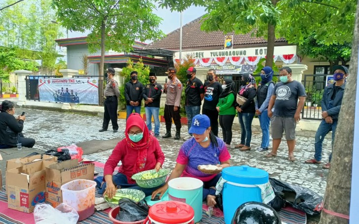 Polsek Tulungagung Kota Kawal Aksi Sosial "Warung Gratis Berkah" Lintas Komunitas Sosial