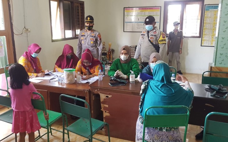Anggota Polsek Patean laksanakan monitoring vaksinasi gunung di Aula Balaidesa Sidodadi Kecamatan Patean Sabtu 31/10/2021