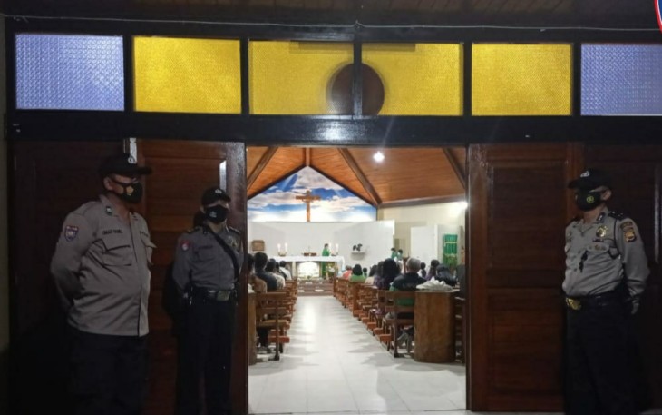 Sembari Jaga Warga Ibadah di Gereja, Polisi Imbau Prokes Covid-19