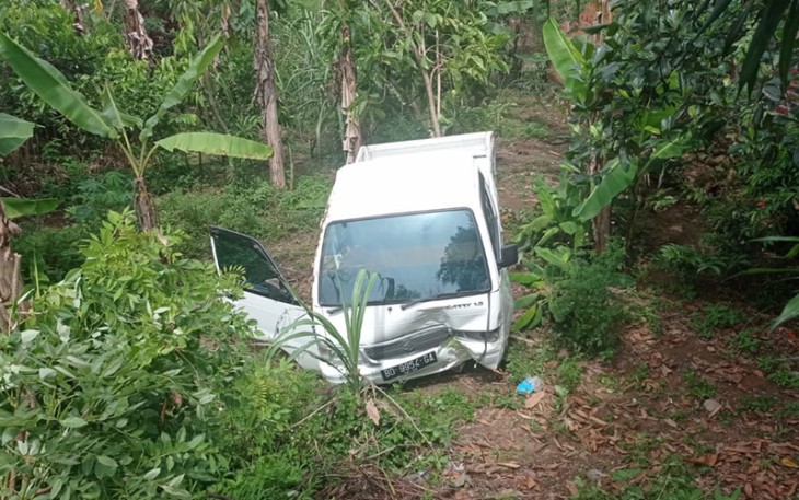 Kondisi mobil ringsek bagian depan pasca tabrak pohon dan masuk jurang. Foto.Doc/klikwarta/AW