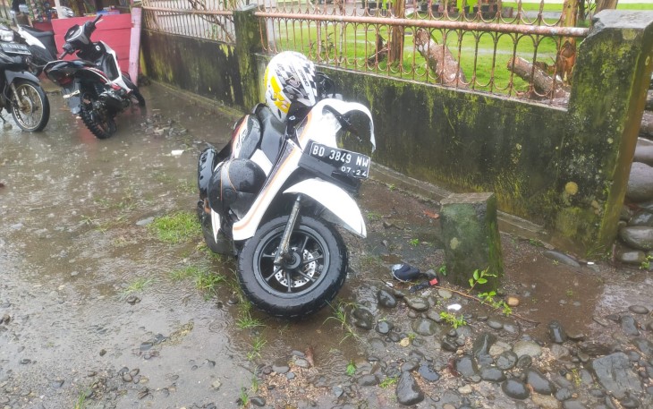 sepeda motor Honda Scoopy warna putih hitam BD-3849-NW Mengalami Kerusakan Parah