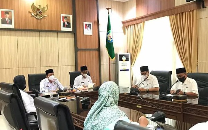 Kejaksaan Tinggi (Kejati) Bengkulu dan KPK RI memfasilitasi penandatanganan kesepakatan bersama antara Gubernur dan Walikota Bengkulu terkait pengelolaan kawasan Pantai Panjang bertempat di kantor Kejati Bengkulu.