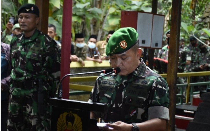 KASAD menyampaikan sambutannya saat prosesi pemakaman Sertu Ari Baskoro