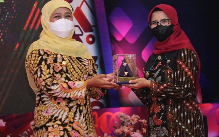 Bupati Rini (kanan) Terima Plakat Opini WTP dari BPK RI yang Diserahkan oleh Gubernur Jawa Timur Khofifah Indar Parawansa (foto : Sekretariat Pemkab Blitar)