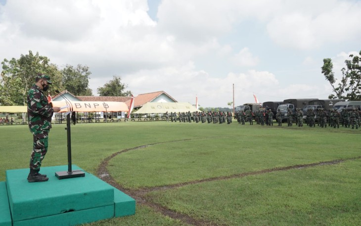 Kasrem 071/Wijayakusuma buka latihan penanggulangan bencana di Desa Binangun Kecamatan Binangun Kabupaten Cilacap Selasa (2/11/2021)