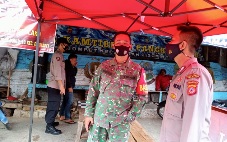 Kapolsek Cisompet - Polres Garut, Pimpin Kegiatan Sosialisasi dan Edukasi Prokes di Massa PPKM Level 3