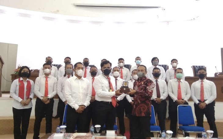Berhasil Dalam Tugas, Kasat Reskrim Terima Penghargaan Ketua DPRD