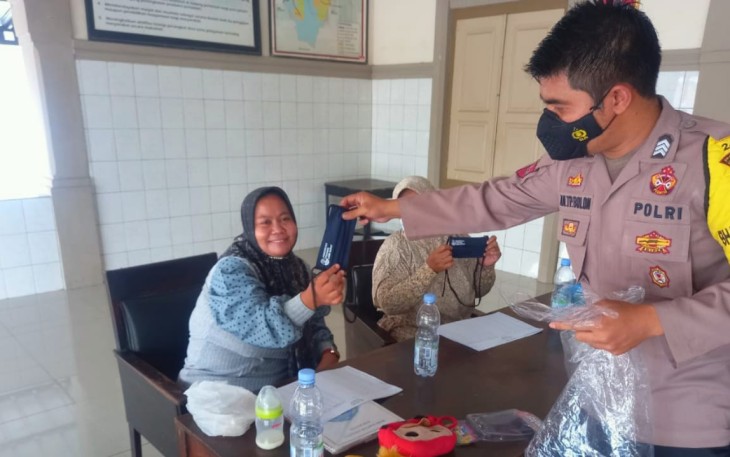Kapolsek Kasokandel-Polres Majalengka, Bagikan Masker Dan Edukasi Ke Warga Terus Dilakukan Melalui Bhabinkamtibmas