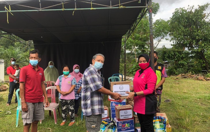 Kunjungi Posko Siaga Bencana, Bhayangkari Polres Bengkulu Bagikan Bantuan
