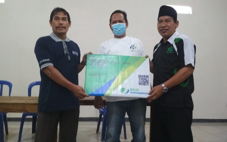 Penyerahan secara simbolis Kartu Jamsostek dari pihak BP Jamsostek Cabang Karanganyar dan LazisNU Ranting Desa Jaten kepada salah satu warga penerima di Perumahan Josroyo Jaten