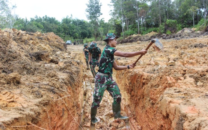 Satgas TMMD Kerjakan Secara Manual Parit Pada Akses Jalan Utama di Desa Kampuri
