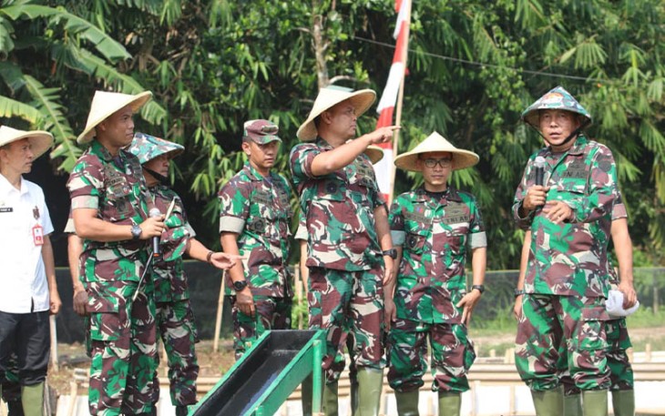 Pangdam Jaya saat meninjau langsung Food estete di wilayah Korem 052/Wkr, Kodim 0510/Tigaraksa tepatnya di teritorial Koramil 03/Legok, Jum'at (02/09/2022)