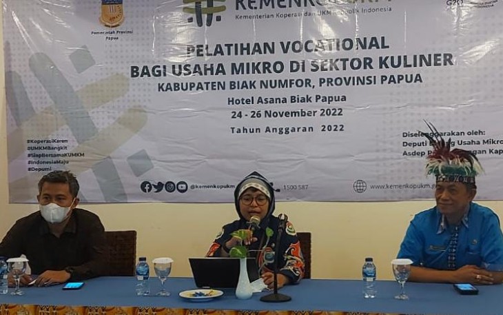 Sekretaris Deputi Usaha Mikro KemenKopUKM Novieta saat membuka pelatihan usaha mikro sektor kuliner, di Kabupaten Biak Numfor Provinsi Papua, Kamis (24/11).