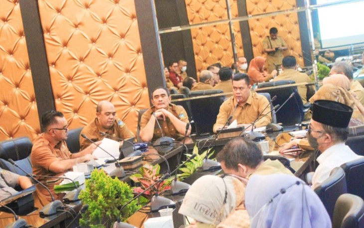 Pj Sekda Kabupaten Bintan Roni Kartika saat memimpin rapat di Ruang Rapat Kantor Bupati Bintan