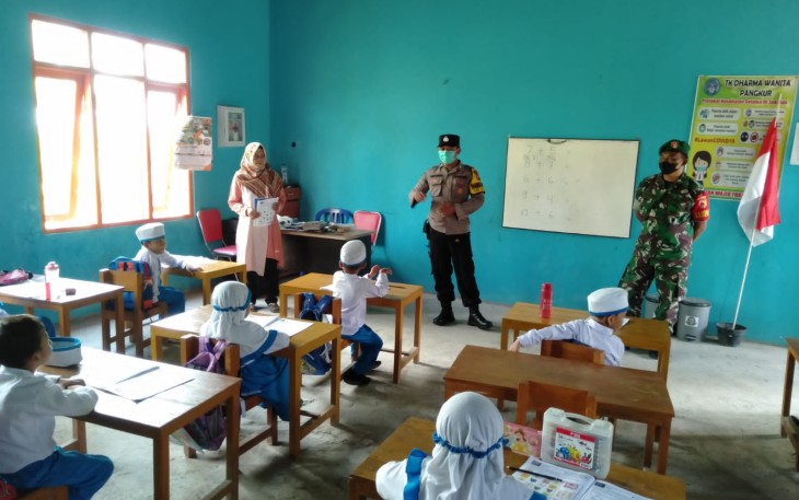 Babinsa saat Berikan Materi Wasbang Siswa-Siswi SD