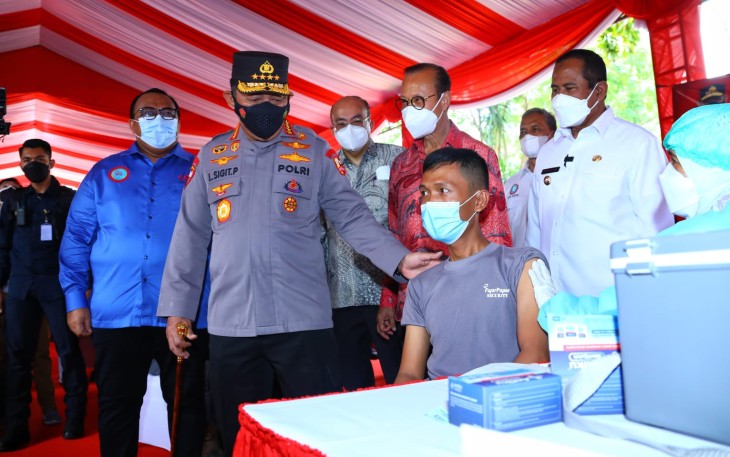 Kapolri Jenderal Listyo Sigit Prabowo saat tinjau Vaksinasi Booster