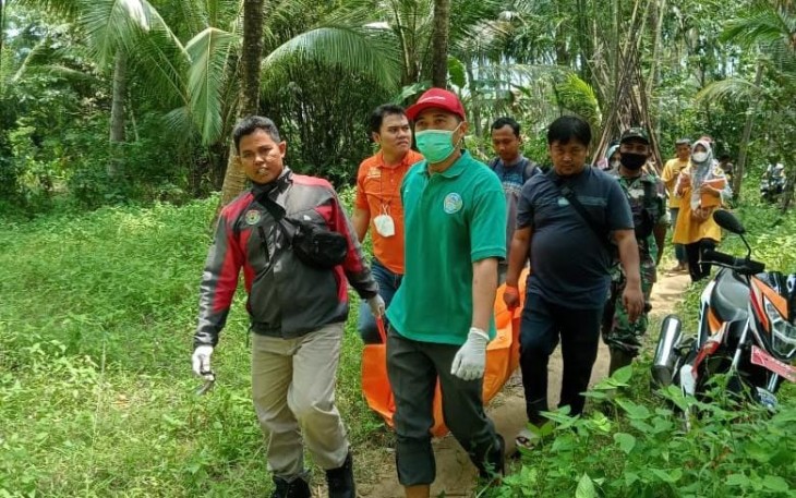 Mayat Tanpa Identitas Terapung di Sungai Cilemer saat dievakuasi