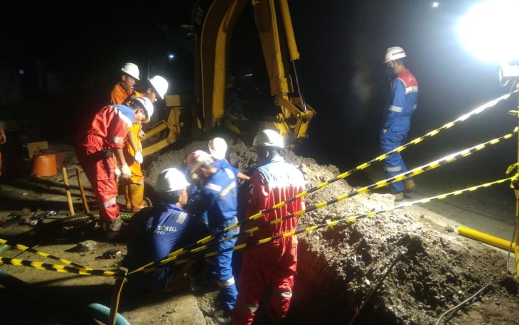 Tim teknis Pertamina dengan cepat menangani kebocoran pipa distribusi minyak di Desa Pojokwatu kecamatan Sambong kabupaten Blora.