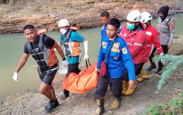 Sejumlah relawan melakukan evakuasi jenazah Ngadiman yang ditemukan terikat dan mengapung di sungai Siwaluh, Minggu (21/8/2022) sore. (Foto : Istimewa)