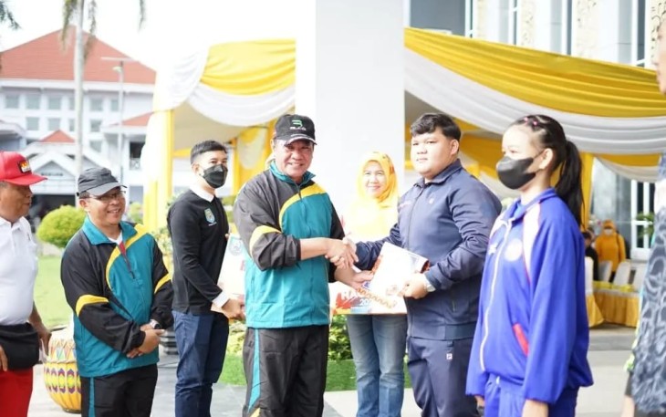 Wagub Rosjonsyah saat memberikan penghargaan bagi atlet olahraga berprestasi yang mengharumkan nama Provinsi Bengkulu.